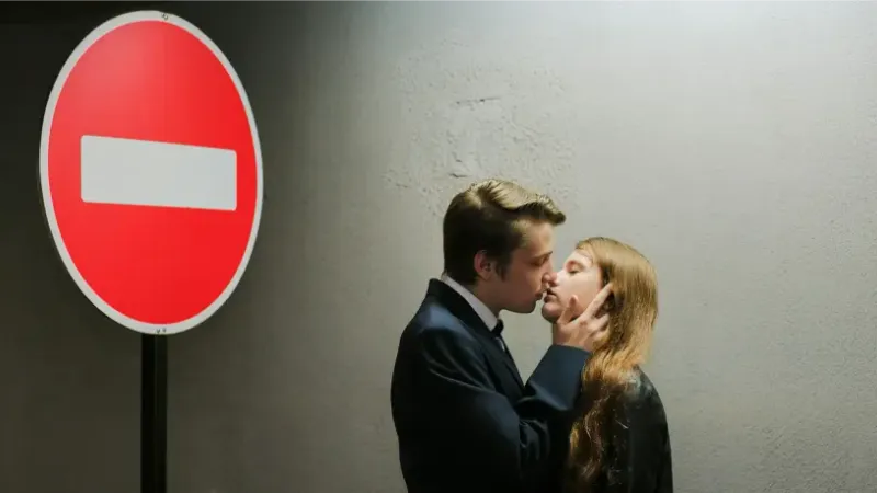 Dating Red Flags: 15 Warning Signs You Shouldn’t Ignore