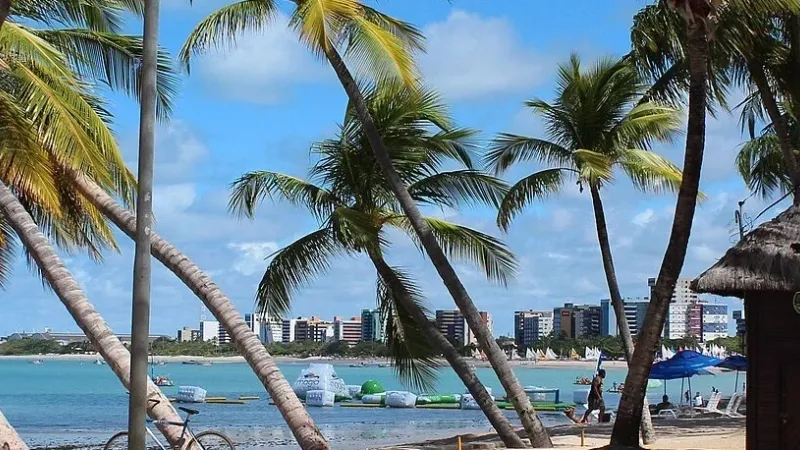 Ideias para primeiro encontro em Maceió: planos leves e seguros